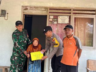 Door to Door, TNI-Polri Dampingi Penyaluran BLT di Sumberingin