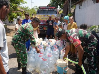 TNI Salurkan 16.000 Liter Air Bersih untuk 220 KK di Dusun Kaliwaru Jabon