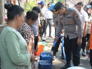 Polres Bondowoso Distribusikan Air Bersih Bantu Warga Taman Krocok Hadapi Kemarau Panjang