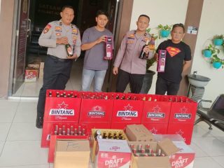 Polisi Respon Cepat Tindak Lanjuti Laporan Warga, Sita Ratusan Botol Miras di Wonosalam