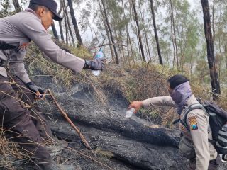 Tembus Ketinggian 1.800 MDPL, Tim Gabungan Polres Blitar Jinakkan Api di Gunung Buthak
