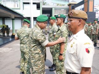 Wujud Penghargaan Negara Atas Dedikasi Prajurit, 64 Personel Kodim 0808/Blitar Resmi Naik Pangkat