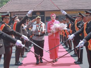 Tradisi Pedang Pora Iringi Pisah Sambut Kapolres Jombang