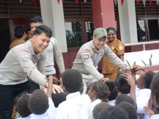 Satgas Damai Cartenz Bagikan Tas dan Alat Tulis untuk Masa Depan Papua