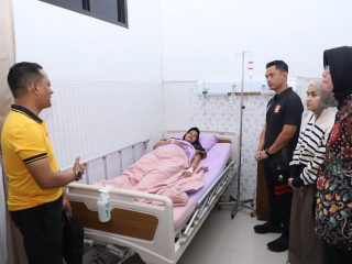 Kapolres Kediri Kota Visite Tiga Personel yang Sakit, Berikan Dukungan dan Semangat untuk Pulih