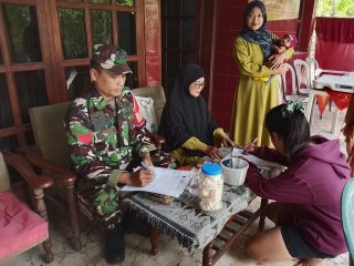 Babinsa Dampingi Posyandu, Pastikan Pelayanan Kesehatan Warga Berjalan Optimal