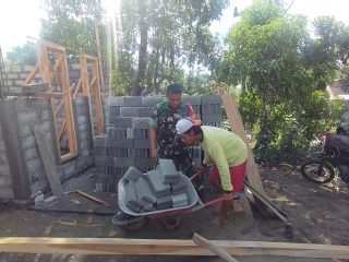 Gotong Royong Warga Dan Babinsa Koramil Binangun Bedah RTLH Milik Warga Di Blitar
