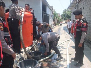 Atasi Kekeringan, Polres Blitar Kota Salurkan 3.000 Liter Air Bersih ke Kelurahan Sentul