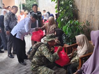 Danramil Waru Dampingi Bupati Sidoarjo Salurkan Bantuan bagi Warga Janti