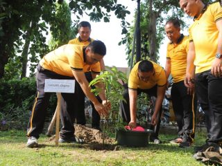 Green Policing, Polres Jombang Tanam Pohon Mangga, Alpukat dan Jambu di Taman Kebonrojo