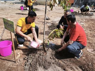 Tanam Pohon Bersama Warga, Kapolres Kediri Kota Gerakkan Green Policing di Aspol PK Bangsa