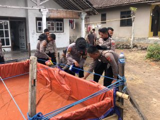 Semangat 'Polisi Bersama Masyarakat: Polda Jatim Dirikan Posko Karhutla dan Distribusikan Air Bersih di Pasuruan